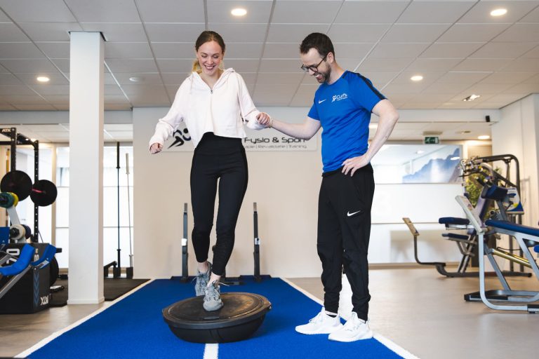 oefening voor heup bij fysio in schimmert
